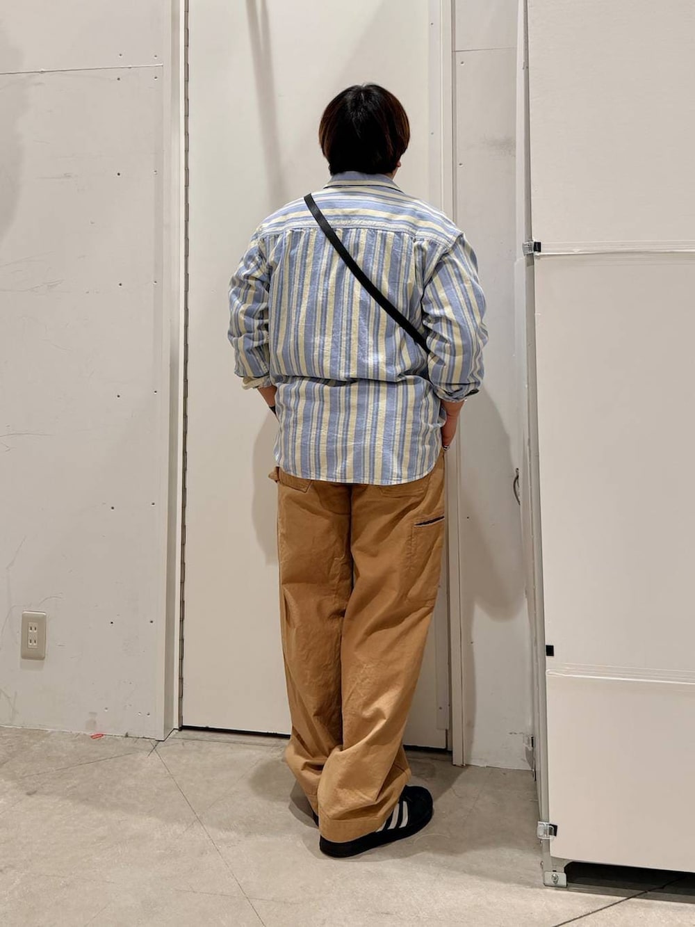 ブラック系のその他シューズ、ブルー系のシャツ/ブラウス、ベージュ系のその他パンツを着用したメンズの春コーディネートの4枚目の写真