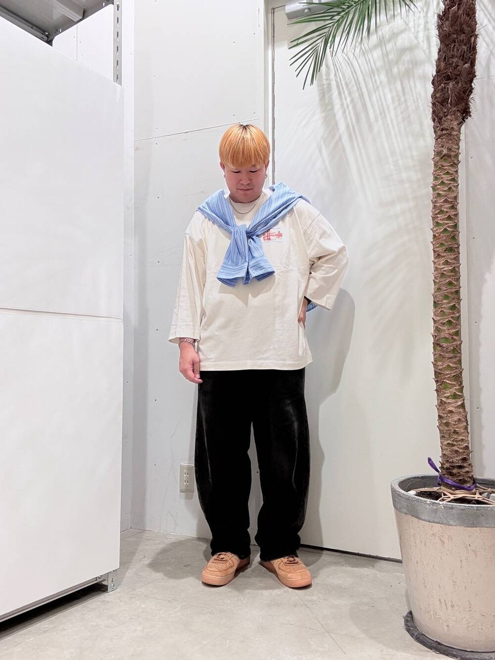 ブラック系のデニムパンツ、ブルー系のシャツ/ブラウス、ホワイト系のTシャツ/カットソーを着用したメンズの秋コーディネートの2枚目の写真