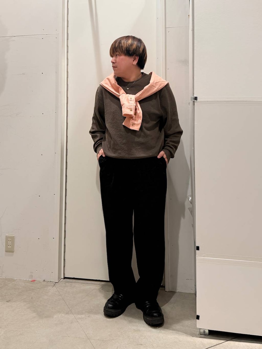 ピンク系のシャツ/ブラウス、ブラック系のその他パンツ、グリーン系のニット/セーターを着用したメンズの春コーディネートの2枚目の写真