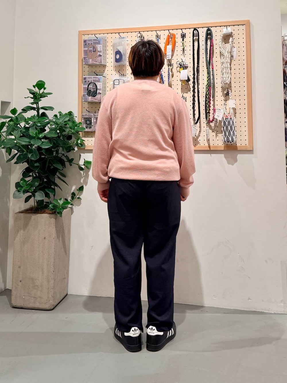 ブラック系のその他シューズ、ブルー系のスラックス、ピンク系のニット/セーターを着用したメンズの春コーディネートの4枚目の写真