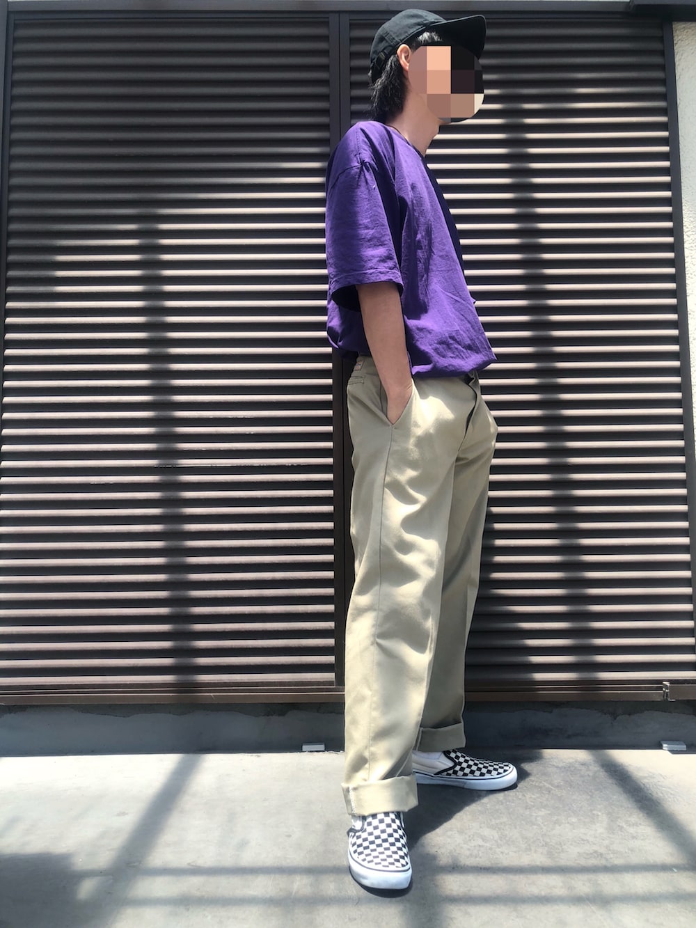 パープル系のTシャツ/カットソー、ベージュ系のパンツ、ホワイト系のスリッポンを着用したメンズの夏コーディネートの2枚目の写真