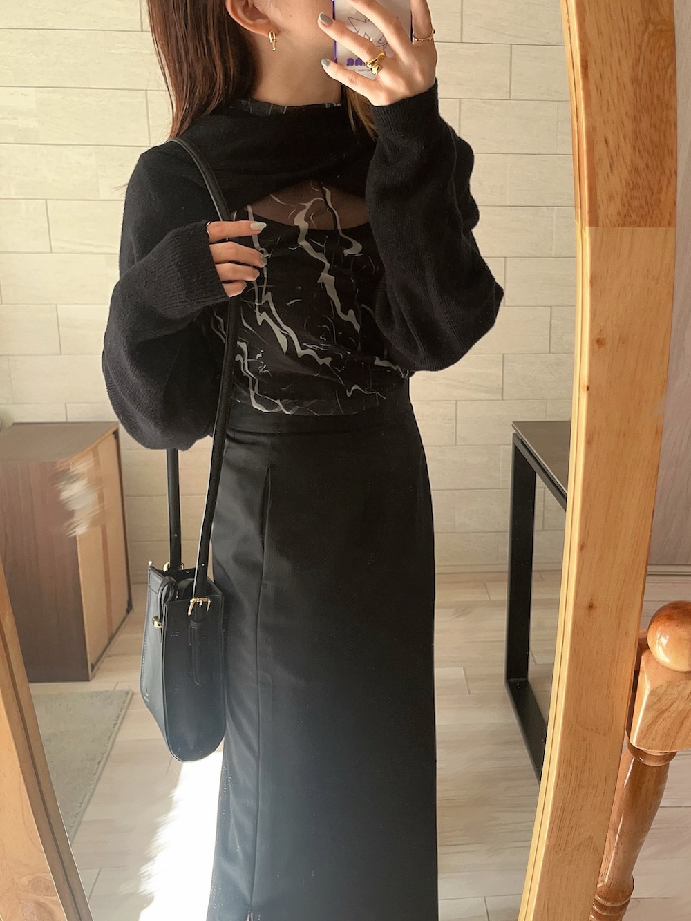 「ブラックコーデ、ワントーンコーデ、Iラインスカート、Iライン、大人コーデ、スリットスカート、BEAUTY&YOUTH UNITED ARROWS、スタイルアップ、シアートップス」|「cheriellaの【cheriella】WEB限定前後2wayデザインクロスショートニットトップス(ニット/セーター、ブラック系)」を使った、harumaki3005mさん(レディース・157cm)の春コーディネートの2枚目の写真