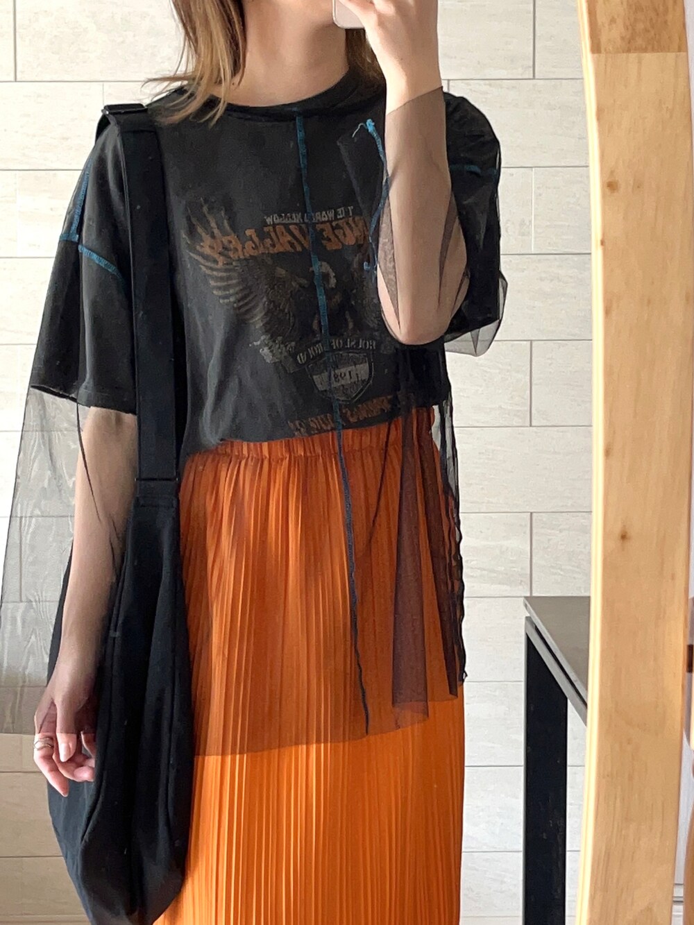 ホワイト系のスニーカー、オレンジ系のスカート、グレー系のTシャツ/カットソーを着用したレディースの夏コーディネートの2枚目の写真