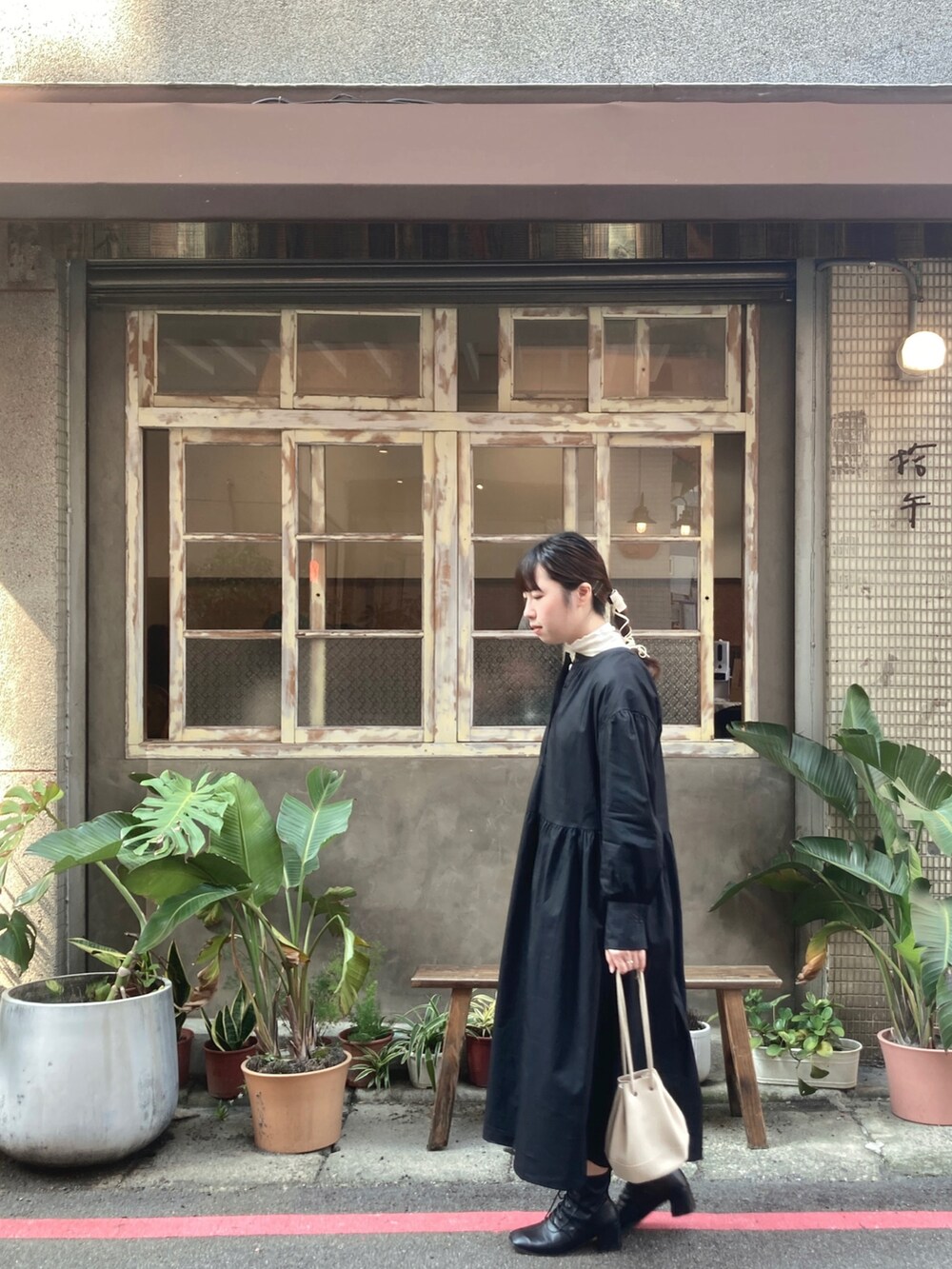 「ootd、春コーデ、オトナカジュアル、おしゃれさんと繋がりたい、オトナ女子、大人カジュアル、カジュアル、カジュアルコーデ、ワンピース、ブラック、きれいめカジュアル、休日スタイル、シンプル、シンプルコーデ、大人コーデ」｜「no brandのアイテム（ハンドバッグ、ベージュ系）」を使った、pipipigmeowさん（レディース・158cm）の春コーディネートの2枚目の写真