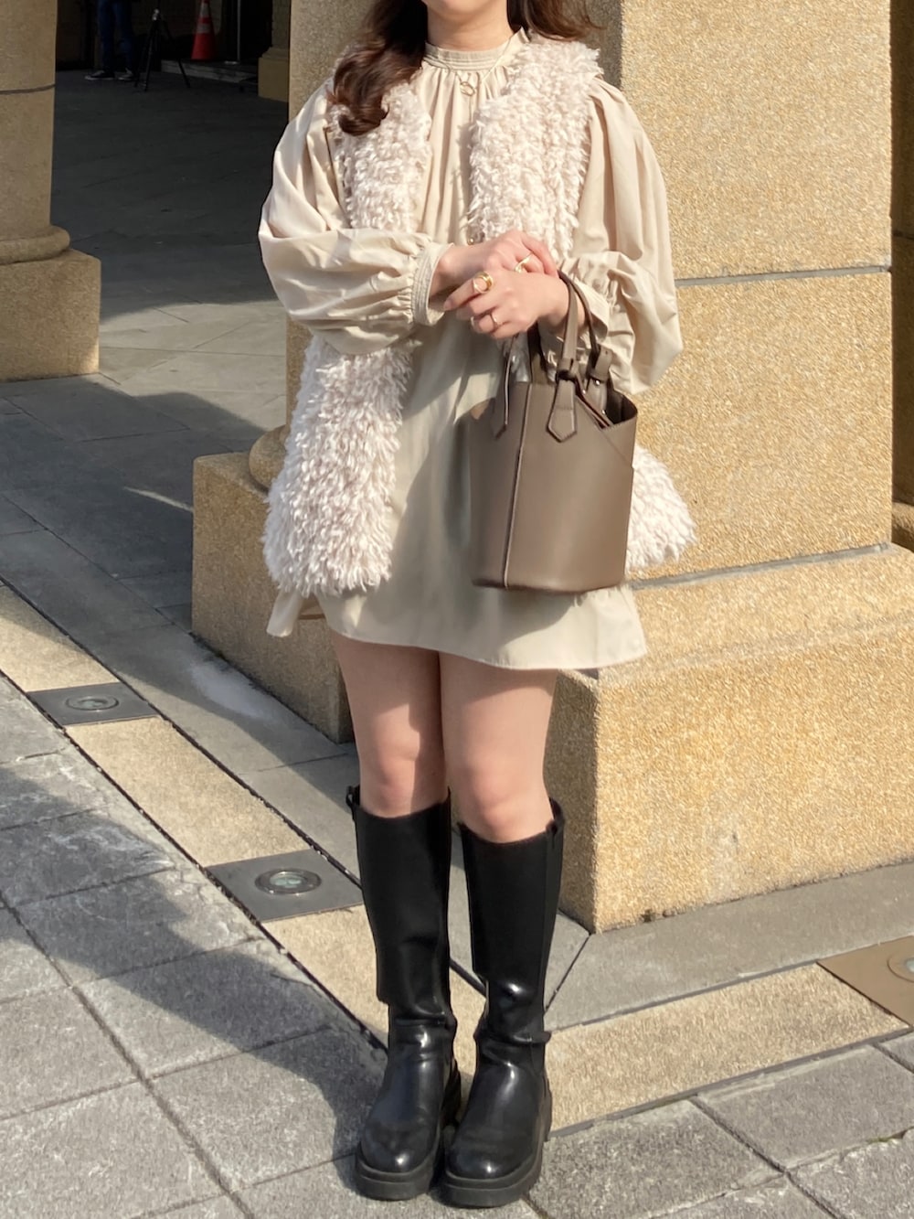 「春服デビュー宣言、オトナ女子、休日スタイル、きれいめカジュアル、大人カジュアル、春コーデ、秋コーデ、ブーツ、オトナカジュアル、おしゃれさんと繋がりたい、カジュアル、ワンピース、ベージュ、カジュアルコーデ、淡色コーデ」｜「earth music&ecologyの【WEB限定】ショルダータックミニワンピース ＊（ワンピース、ベージュ系）」を使った、pipipigmeowさん（レディース・158cm）の春コーディネートの2枚目の写真