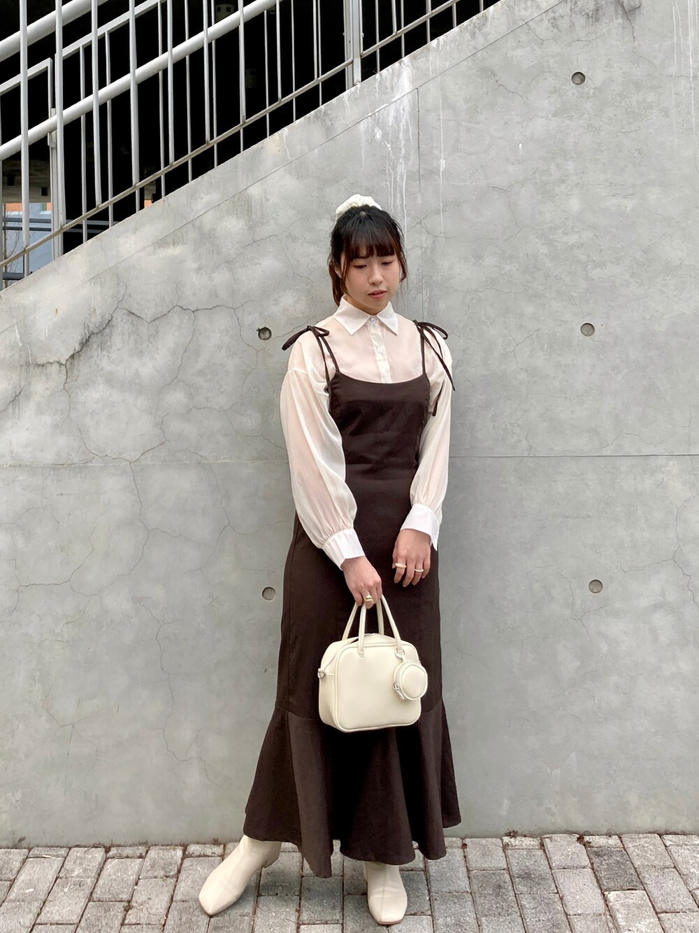 「ootd、春コーデ、大人カジュアル、秋のコーデ、秋コーデ、休日スタイル、カジュアル、カジュアルコーデ、きれいめカジュアル、オトナカジュアル、おしゃれさんと繋がりたい、ワンピース、シンプル、シャツスタイル、シンプルコーデ」｜「no brandのアイテム（バッグ、ベージュ系）」を使った、pipipigmeowさん（レディース・158cm）の春コーディネートの2枚目の写真