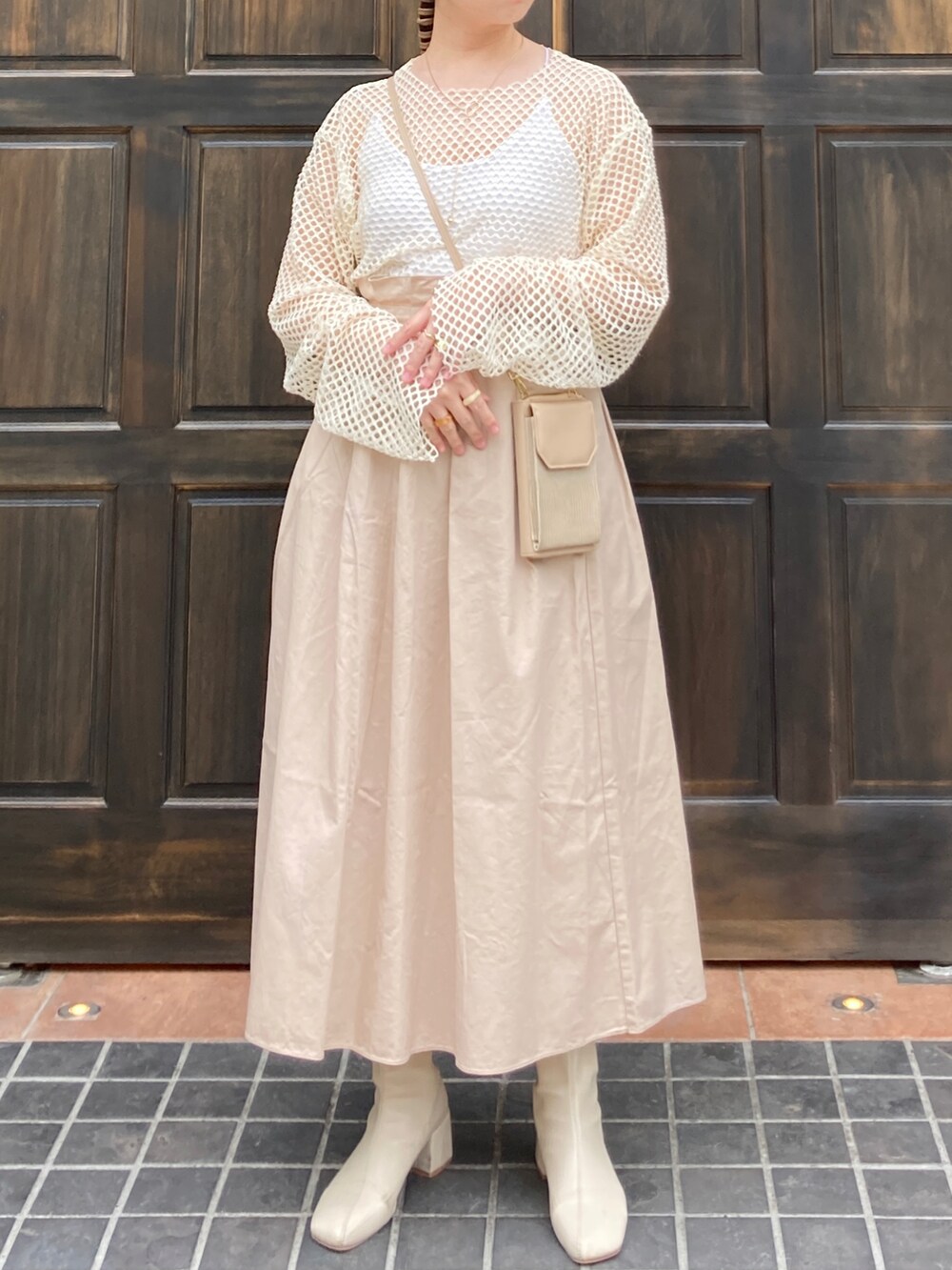 「ootd、春コーデ、夏コーデ、大人カジュアル、休日スタイル、オトナカジュアル、おしゃれさんと繋がりたい、カジュアル、カジュアルコーデ、きれいめカジュアル、シンプル、シンプルコーデ、ベージュ、大人コーデ、スカート」｜「jouetieのオーバーメッシュトップス（Tシャツ/カットソー、ホワイト系）」を使った、pipipigmeowさん（レディース・158cm）の春コーディネートの3枚目の写真