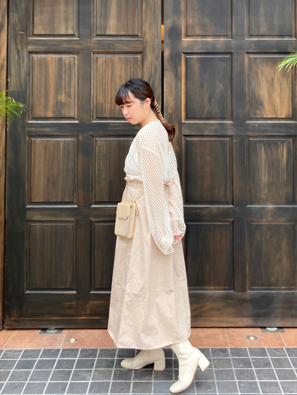 「ootd、春コーデ、夏コーデ、大人カジュアル、休日スタイル、オトナカジュアル、おしゃれさんと繋がりたい、カジュアル、カジュアルコーデ、きれいめカジュアル、シンプル、シンプルコーデ、ベージュ、大人コーデ、スカート」｜「jouetieのオーバーメッシュトップス（Tシャツ/カットソー、ホワイト系）」を使った、pipipigmeowさん（レディース・158cm）の春コーディネートの2枚目の写真