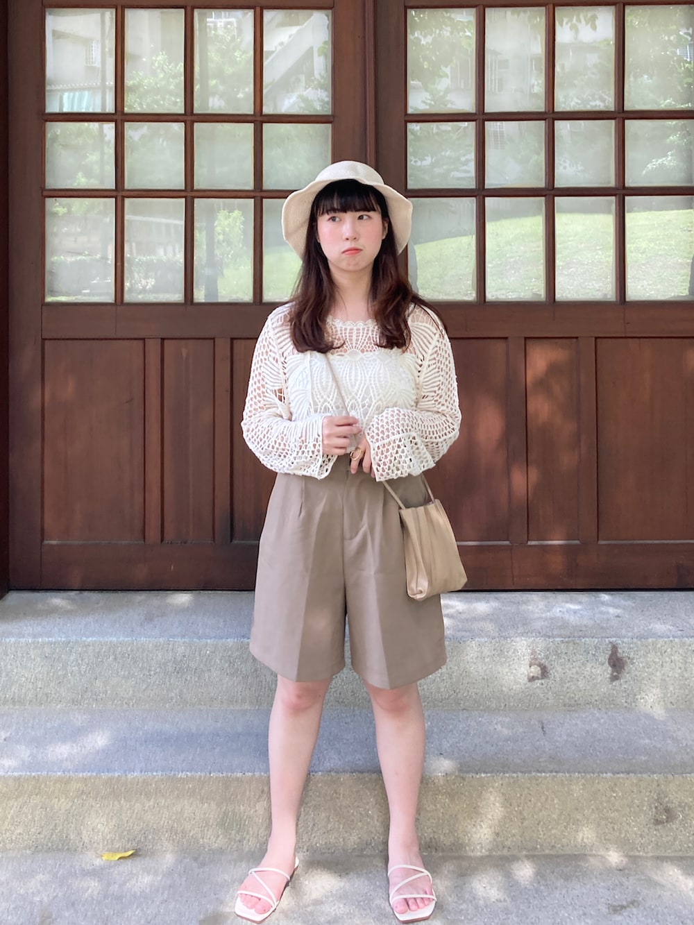 「ootd、夏コーデ、大人カジュアル、オトナカジュアル、おしゃれさんと繋がりたい、カジュアル、カジュアルコーデ、ニット、休日スタイル、パンツスタイル、ベージュ、サンダル、きれいめカジュアル、シンプル、シンプルコーデ」｜「Ambre Cielのかぎ針風トップス／【WEB/EC限定商品】（Tシャツ/カットソー、ホワイト系）」を使った、pipipigmeowさん（レディース・158cm）の夏コーディネートの2枚目の写真