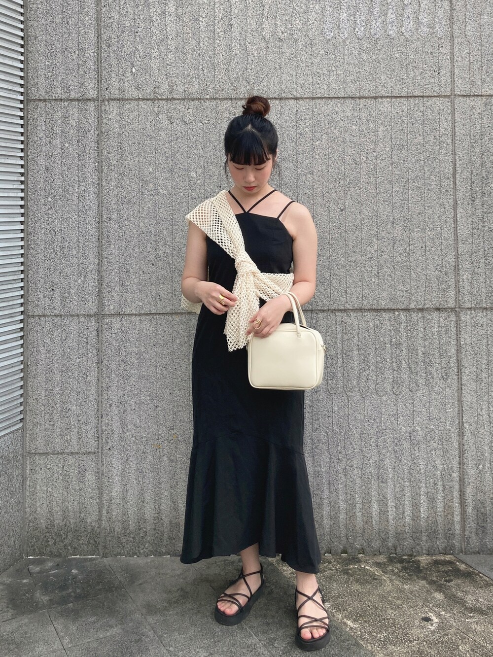 「ootd、夏コーデ、大人カジュアル、オトナカジュアル、おしゃれさんと繋がりたい、ワンピース、シンプル、シンプルコーデ、ブラック、サンダル、きれいめカジュアル、カジュアル、カジュアルコーデ、休日スタイル、夏」｜「jouetieのオーバーメッシュトップス（Tシャツ/カットソー、ホワイト系）」を使った、pipipigmeowさん（レディース・158cm）の夏コーディネートの3枚目の写真