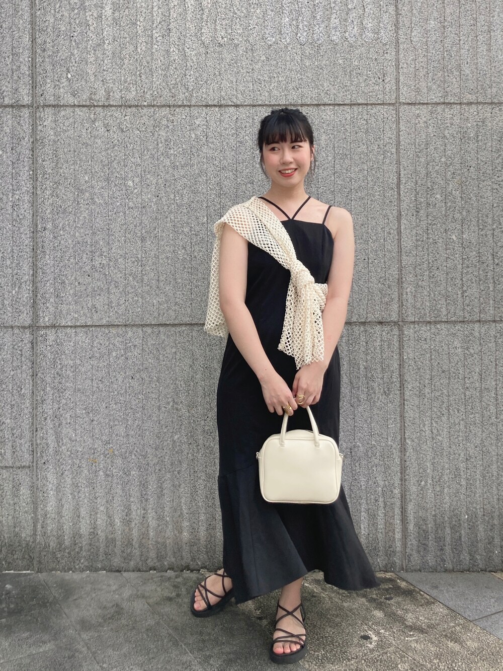 「ootd、夏コーデ、大人カジュアル、オトナカジュアル、おしゃれさんと繋がりたい、ワンピース、シンプル、シンプルコーデ、ブラック、サンダル、きれいめカジュアル、カジュアル、カジュアルコーデ、休日スタイル、夏」｜「jouetieのオーバーメッシュトップス（Tシャツ/カットソー、ホワイト系）」を使った、pipipigmeowさん（レディース・158cm）の夏コーディネートの2枚目の写真
