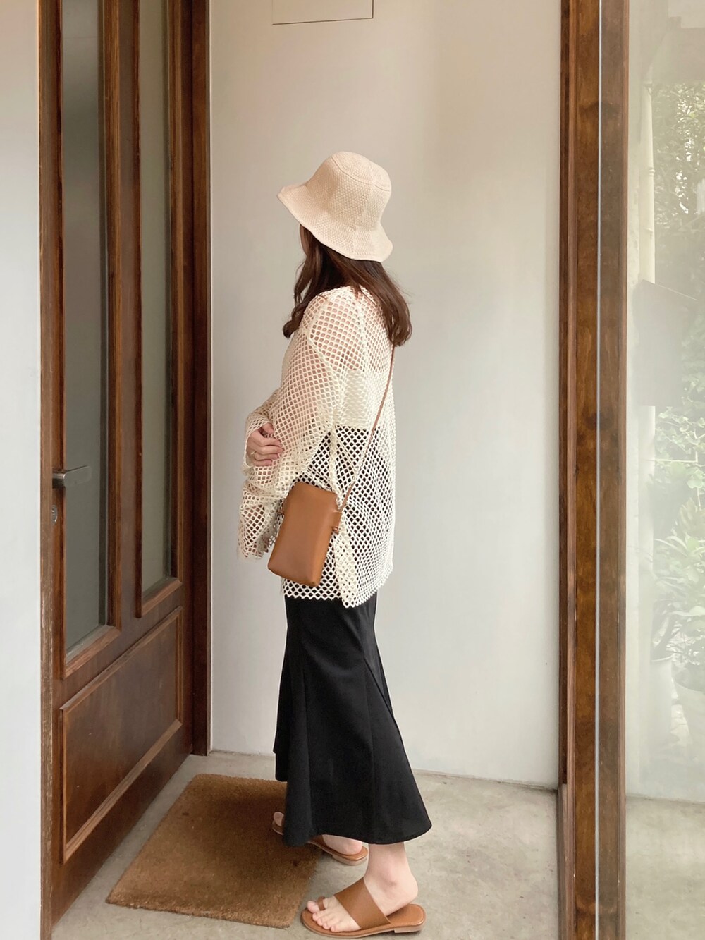 「ootd、夏コーデ、春コーデ、オトナカジュアル、おしゃれさんと繋がりたい、カジュアル、カジュアルコーデ、きれいめカジュアル、シンプル、シンプルコーデ、休日スタイル、スカート、サンダル、オーバーサイズ、大人カジュアル」｜「GRLのマーメイドスカート（スカート、ブルー系）」を使った、pipipigmeowさん（レディース・158cm）の夏コーディネートの2枚目の写真