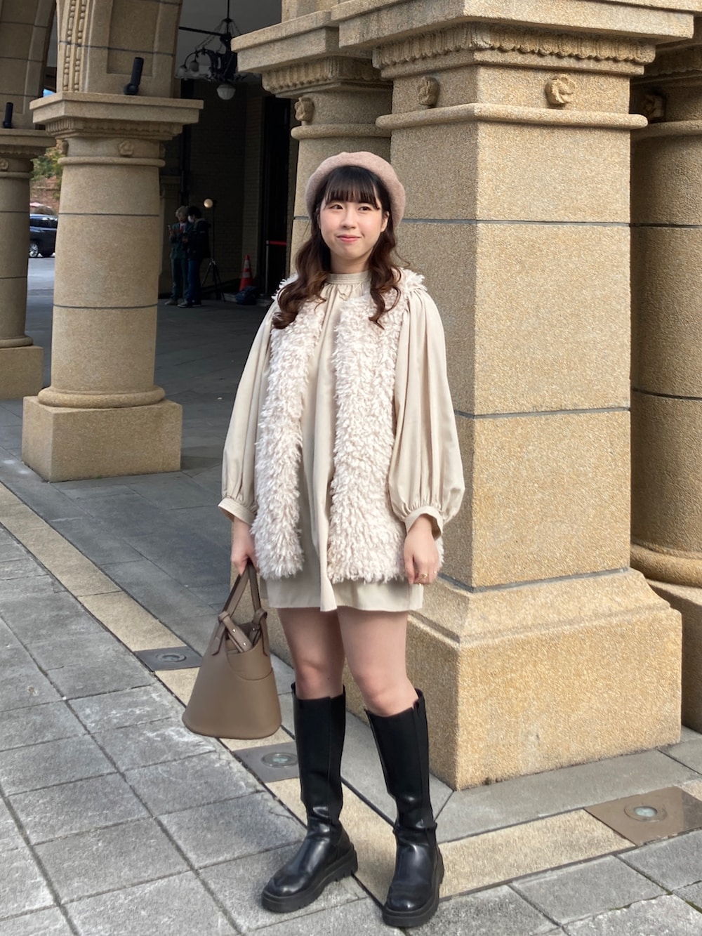「春服デビュー宣言、オトナ女子、休日スタイル、きれいめカジュアル、大人カジュアル、春コーデ、秋コーデ、ブーツ、オトナカジュアル、おしゃれさんと繋がりたい、カジュアル、ワンピース、ベージュ、カジュアルコーデ、淡色コーデ」｜「earth music&ecologyの【WEB限定】ショルダータックミニワンピース ＊（ワンピース、ベージュ系）」を使った、pipipigmeowさん（レディース・158cm）の春コーディネートの3枚目の写真