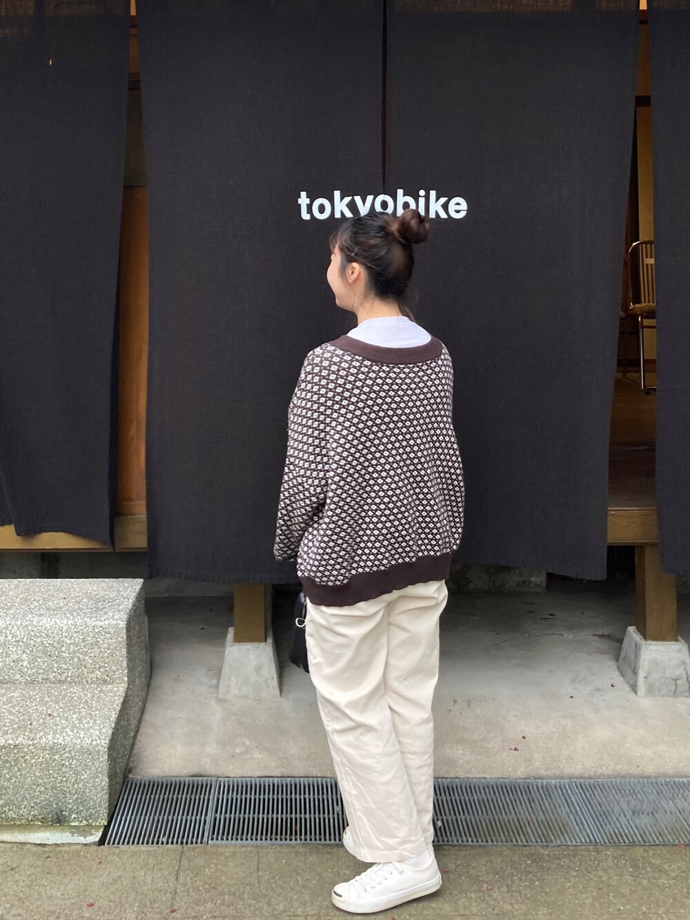 「ootd、オトナカジュアル、おしゃれさんと繋がりたい、オトナ女子、春コーデ、秋のコーデ、カジュアル、カジュアルコーデ、シンプル、シンプルコーデ、ニット、パンツスタイル、きれいめカジュアル、休日スタイル、大人カジュアル」｜「GENQUOのアイテム（チノパンツ、ベージュ系）」を使った、pipipigmeowさん（レディース・158cm）の春コーディネートの2枚目の写真