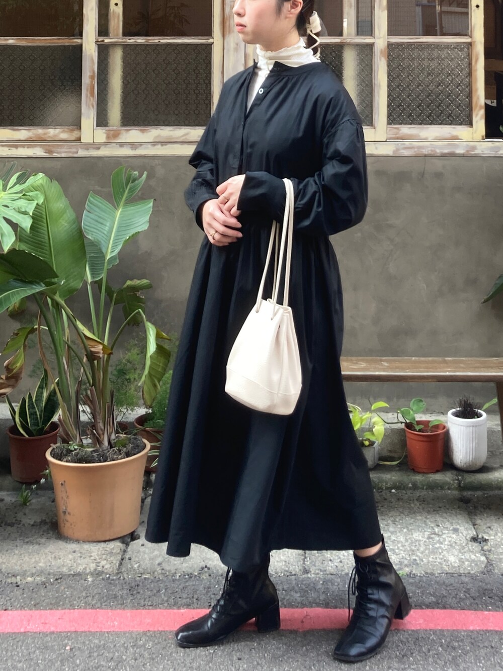 「ootd、春コーデ、オトナカジュアル、おしゃれさんと繋がりたい、オトナ女子、大人カジュアル、カジュアル、カジュアルコーデ、ワンピース、ブラック、きれいめカジュアル、休日スタイル、シンプル、シンプルコーデ、大人コーデ」｜「no brandのアイテム（ハンドバッグ、ベージュ系）」を使った、pipipigmeowさん（レディース・158cm）の春コーディネートの3枚目の写真