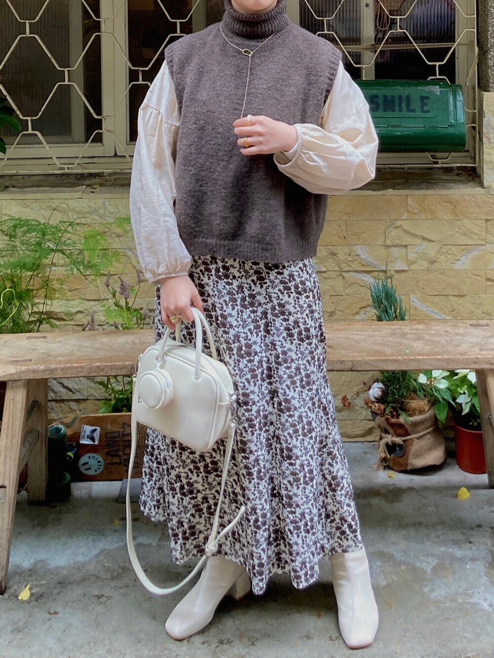 「ootd、秋のコーデ、秋コーデ、春コーデ、おしゃれさんと繋がりたい、オトナ女子、オトナカジュアル、カジュアル、大人カジュアル、スカート、花柄、ニット、ベージュ、休日スタイル、休日コーデ」｜「no brandのアイテム（バッグ、ベージュ系）」を使った、pipipigmeowさん（レディース・158cm）の冬コーディネートの3枚目の写真