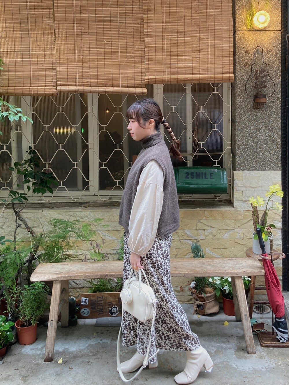 「ootd、秋のコーデ、秋コーデ、春コーデ、おしゃれさんと繋がりたい、オトナ女子、オトナカジュアル、カジュアル、大人カジュアル、スカート、花柄、ニット、ベージュ、休日スタイル、休日コーデ」｜「no brandのアイテム（バッグ、ベージュ系）」を使った、pipipigmeowさん（レディース・158cm）の冬コーディネートの2枚目の写真
