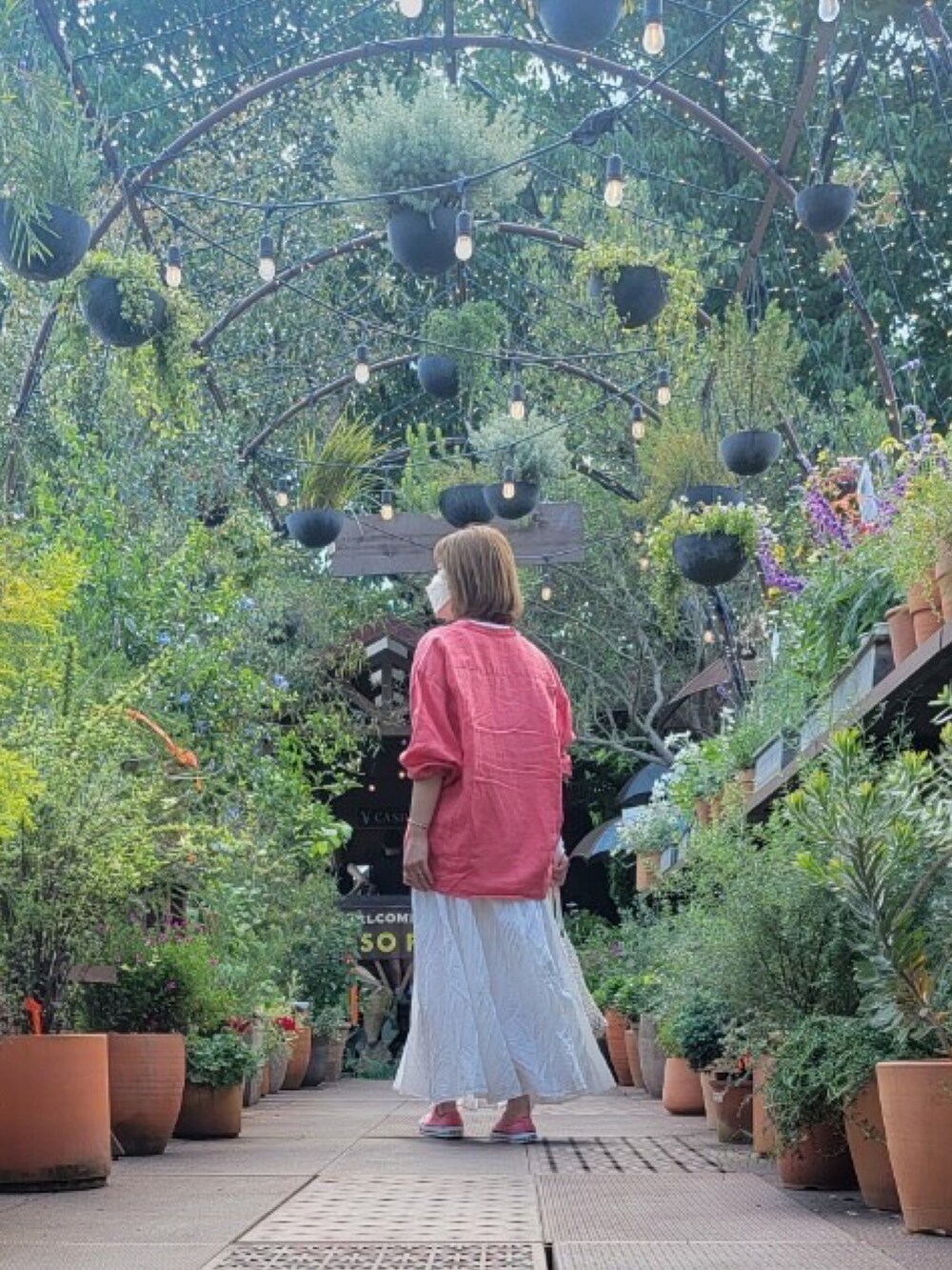 ピンク系のシャツ/ブラウス、ホワイト系のスカートを着用したレディースの夏コーディネートの3枚目の写真