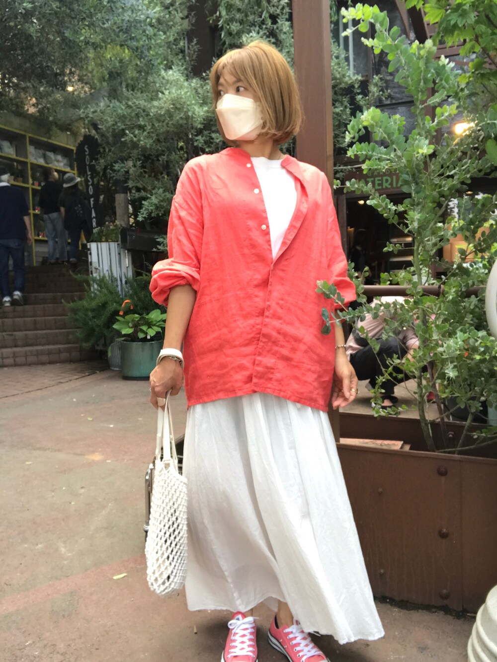 ピンク系のシャツ/ブラウス、ホワイト系のスカートを着用したレディースの夏コーディネートの2枚目の写真