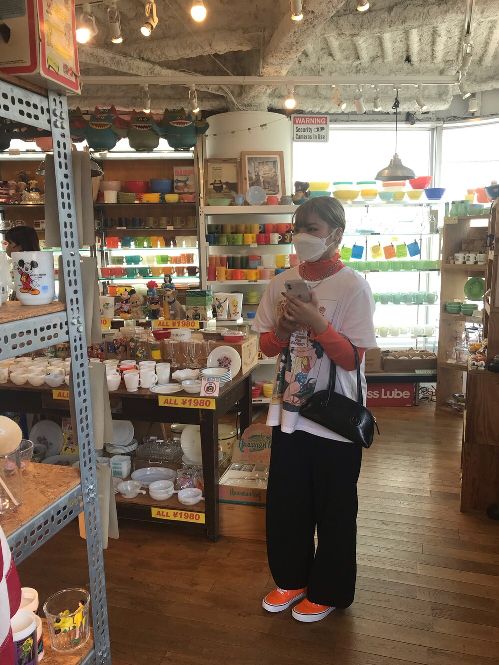 ブルー系のシャツ/ブラウス、ベージュ系のチノパンツ、ブルー系のスニーカーを着用したレディースの春コーディネートの3枚目の写真