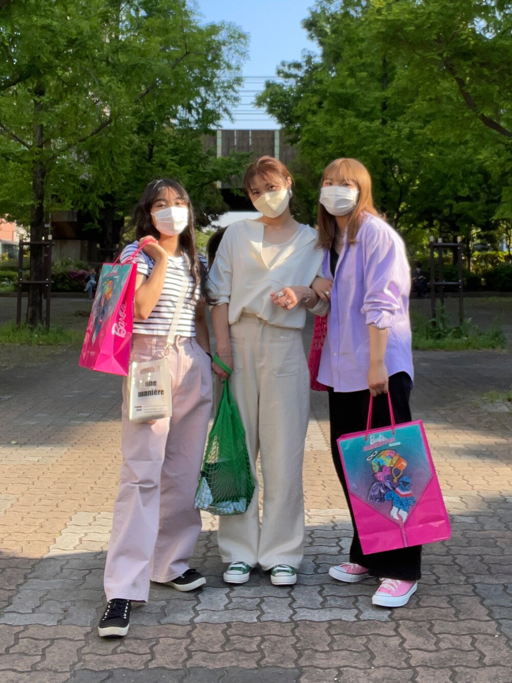 ホワイト系のTシャツ/カットソー、グリーン系のスニーカー、ホワイト系のチノパンツを着用したレディースの春コーディネートの3枚目の写真