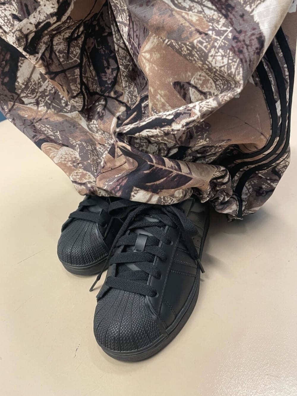 ブラック系のスニーカー、その他のパンツ、ブルー系のジャージを着用したレディースの夏コーディネートの4枚目の写真