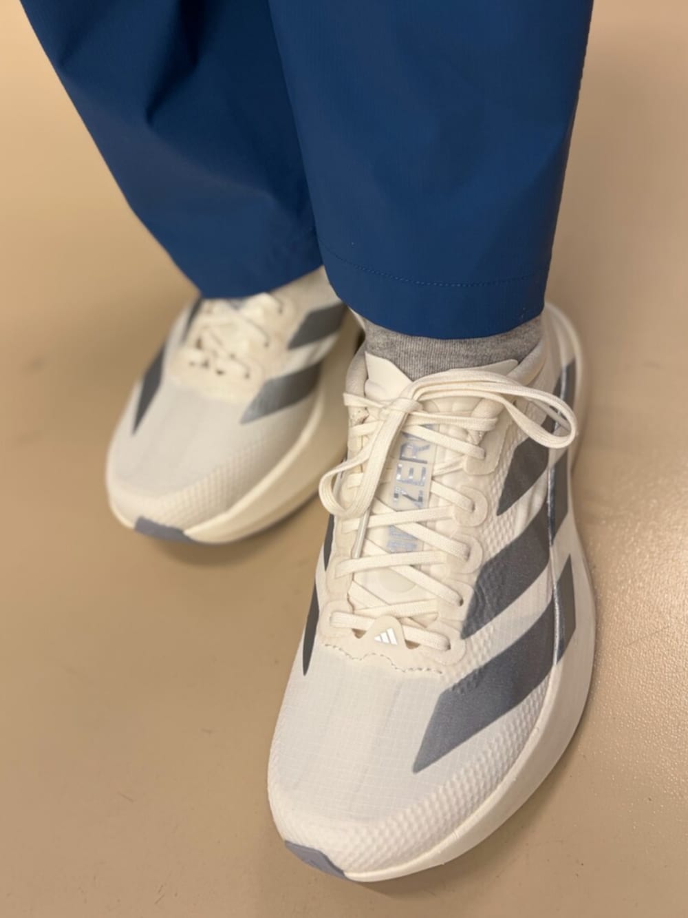 ブルー系のその他パンツ、ブルー系のジャケット/アウター、ホワイト系のスニーカーを着用したレディースの春コーディネートの2枚目の写真