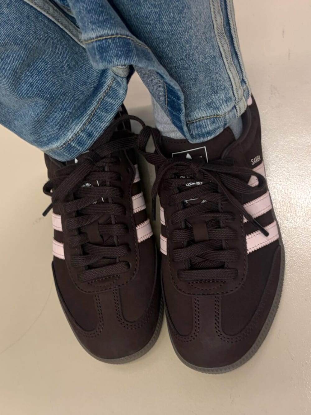 ブルー系のシャツ/ブラウス、ブルー系のデニムパンツ、ブラウン系のスニーカーを着用したレディースの冬コーディネートの2枚目の写真