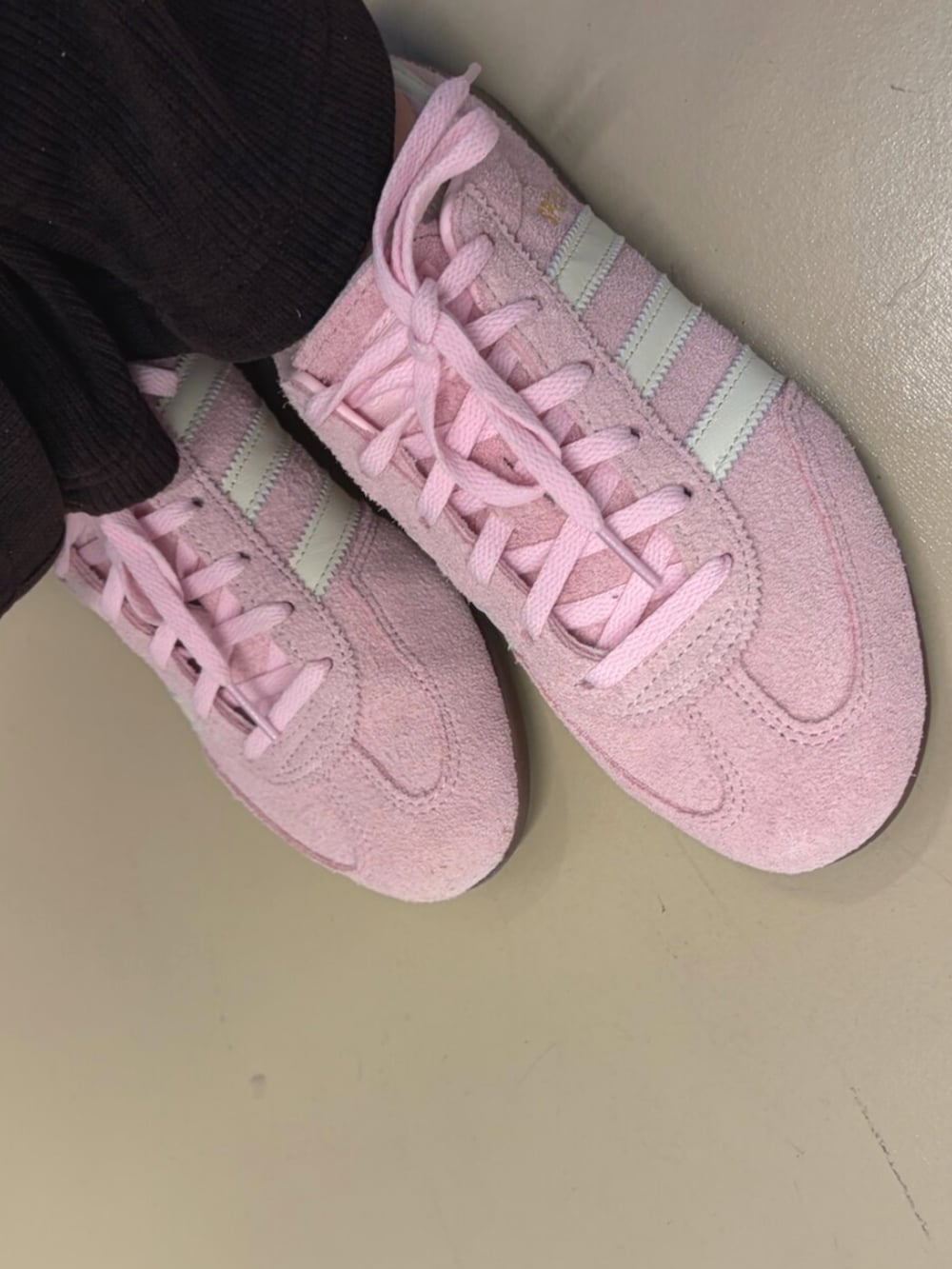 ピンク系のスニーカー、ホワイト系のTシャツ/カットソー、ブルー系のTシャツ/カットソーを着用したレディースの冬コーディネートの2枚目の写真