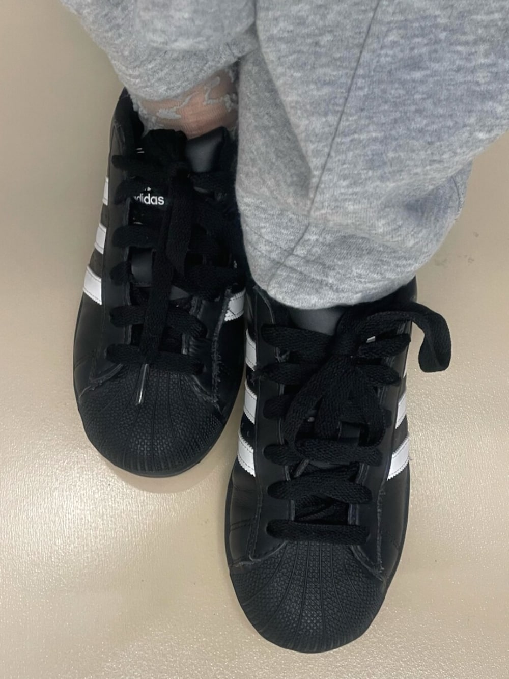 ブラック系のスニーカー、ホワイト系のトップス、ブラック系のトップスを着用したレディースの秋コーディネートの2枚目の写真