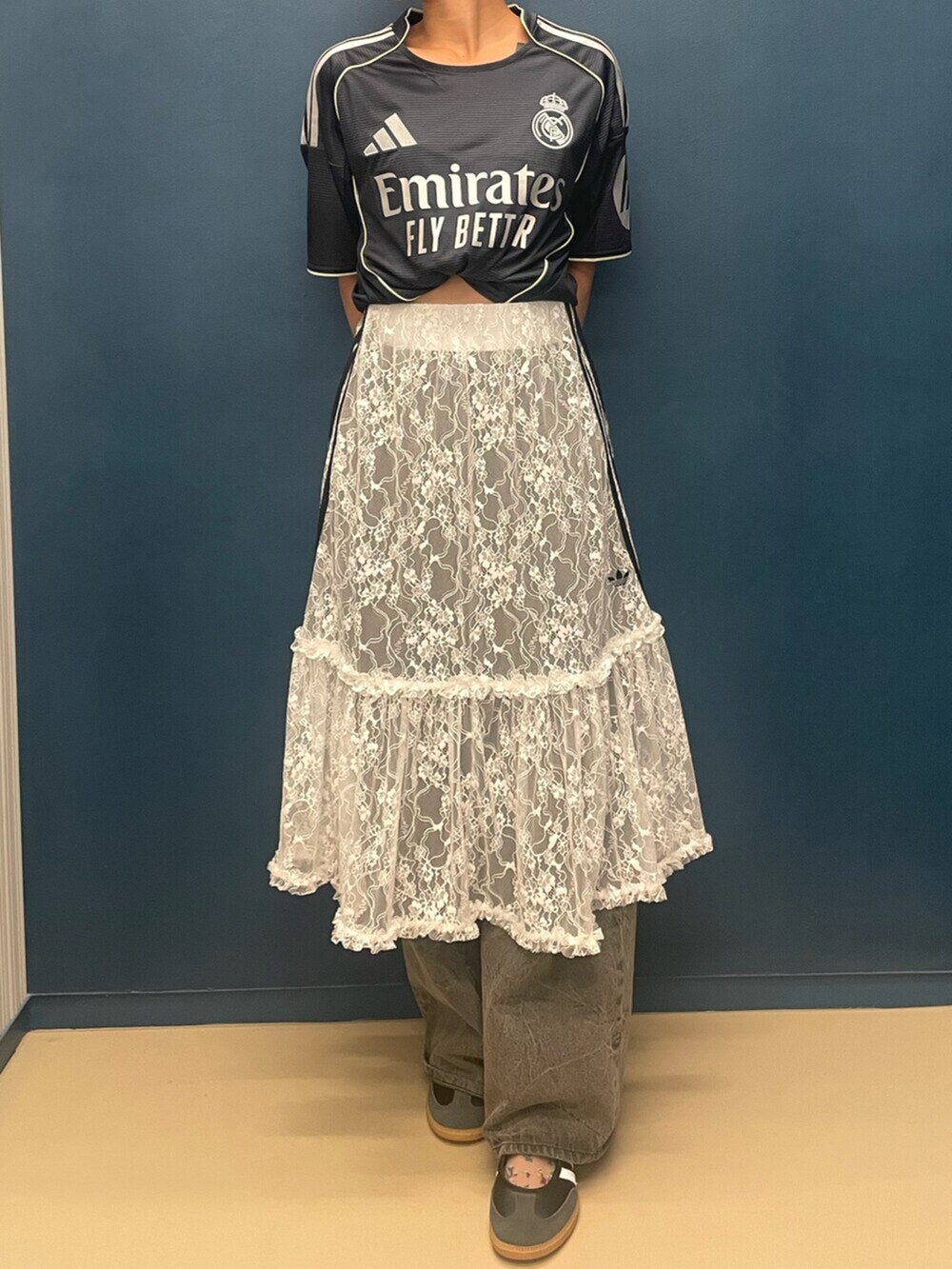 ホワイト系のスカート、ブルー系のTシャツ/カットソー、ホワイト系のスニーカーを着用したレディースの夏コーディネートの2枚目の写真