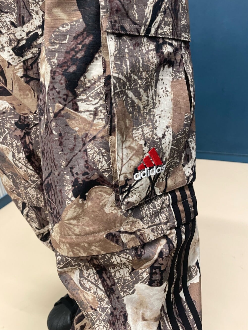 ブラック系のスニーカー、その他のパンツ、ブルー系のジャージを着用したレディースの夏コーディネートの3枚目の写真