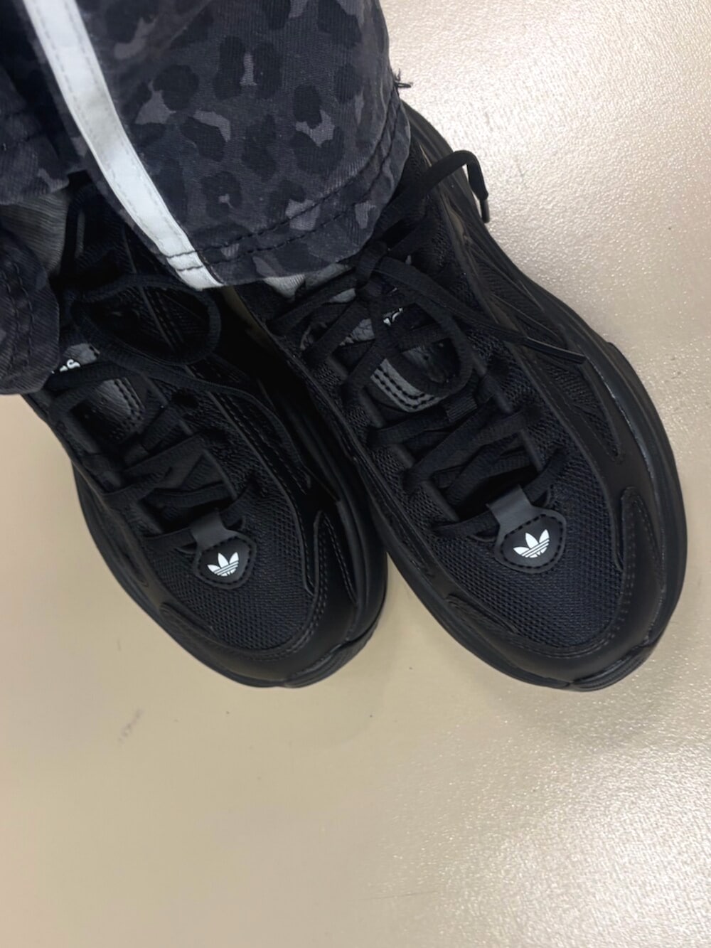 ブラック系のスニーカー、グレー系のその他パンツ、グレー系のトップスを着用したレディースの冬コーディネートの2枚目の写真