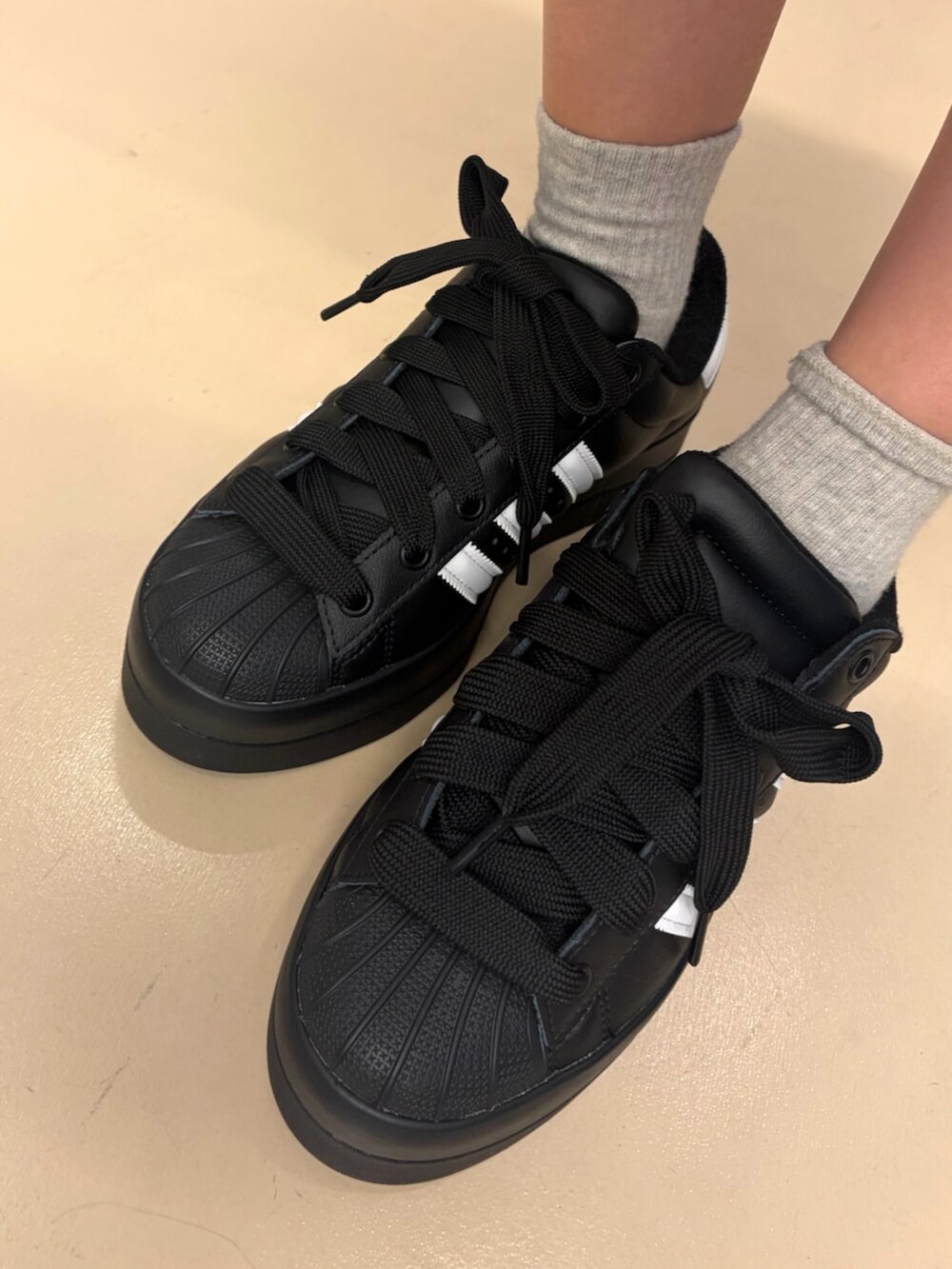 ブラック系のスニーカー、グレー系のその他パンツ、ブラック系のハットを着用したレディースの夏コーディネートの2枚目の写真