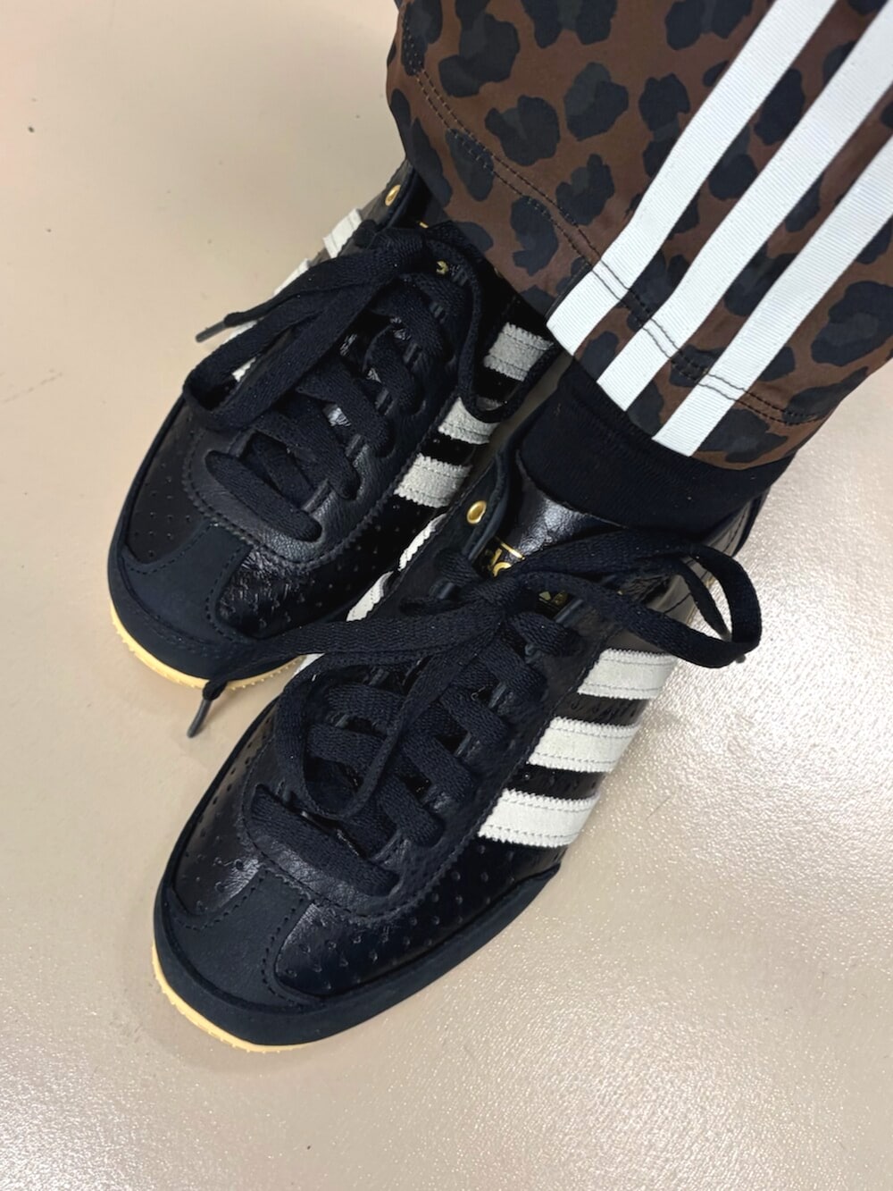 ブラック系のシューズ、ブラウン系のその他パンツ、ブルー系のジャージを着用したレディースの冬コーディネートの2枚目の写真