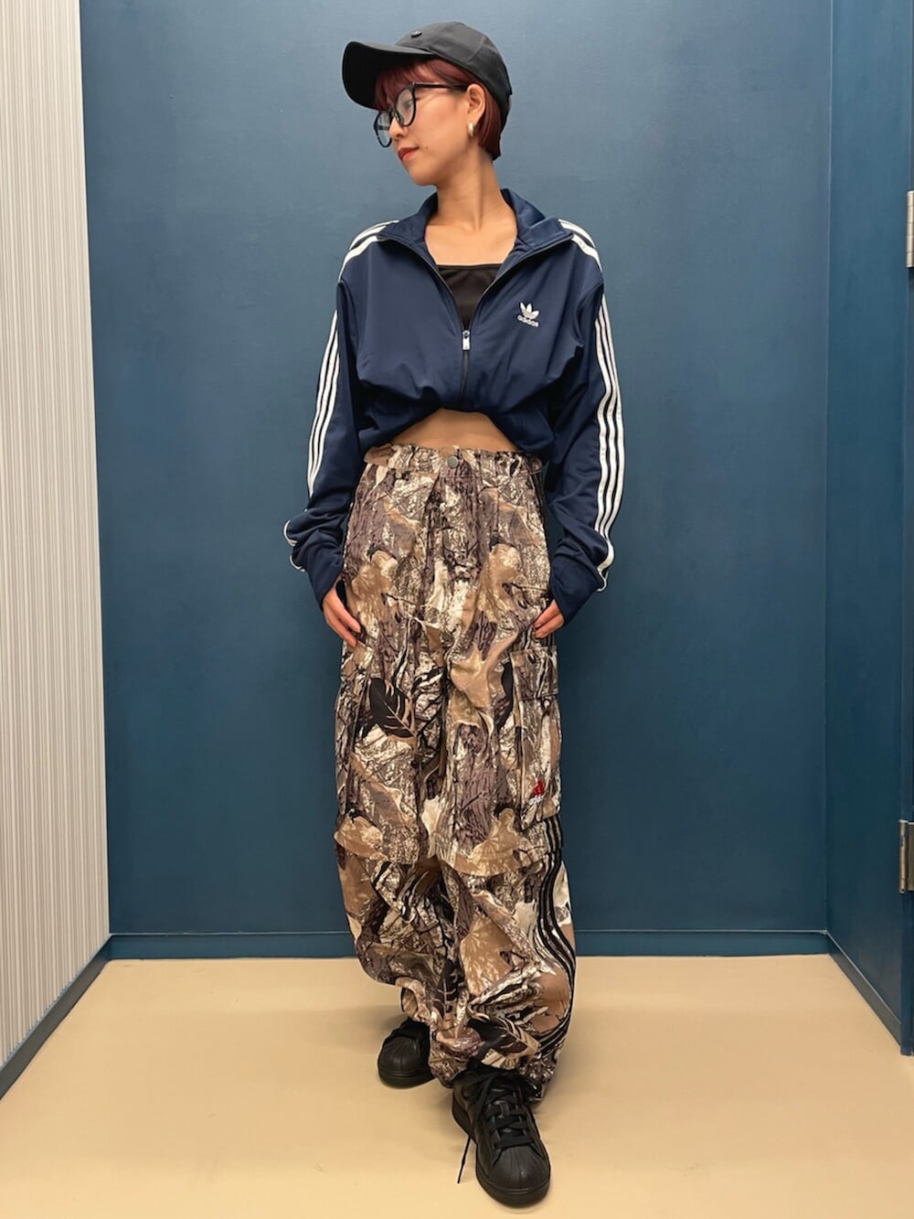 ブラック系のスニーカー、その他のパンツ、ブルー系のジャージを着用したレディースの夏コーディネートの2枚目の写真