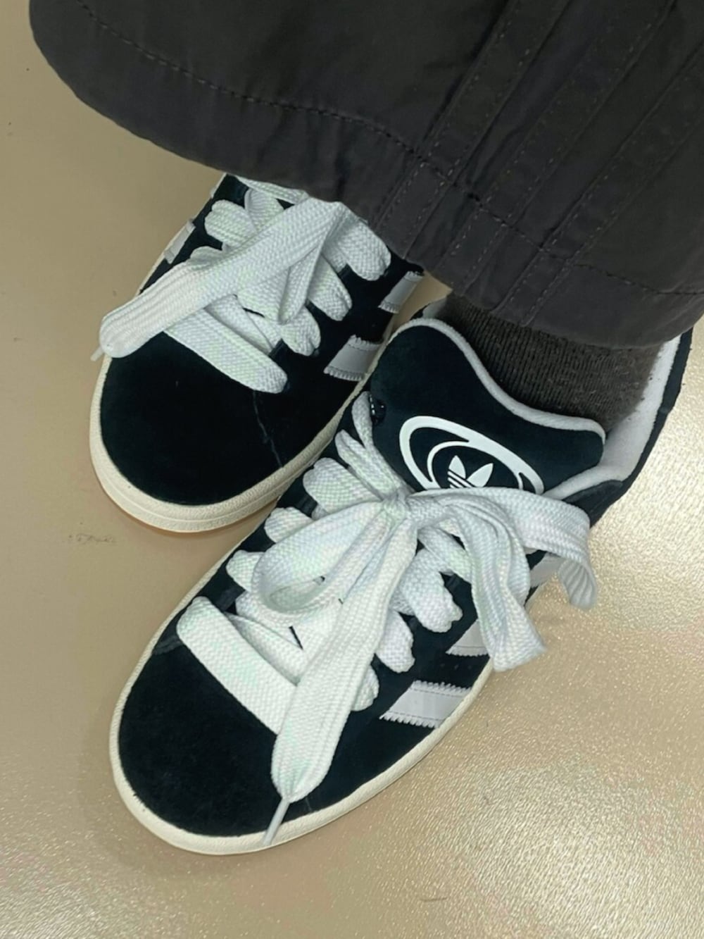 ブラック系のパーカー、ブラック系のスニーカー、グレー系のその他パンツを着用したレディースの冬コーディネートの2枚目の写真