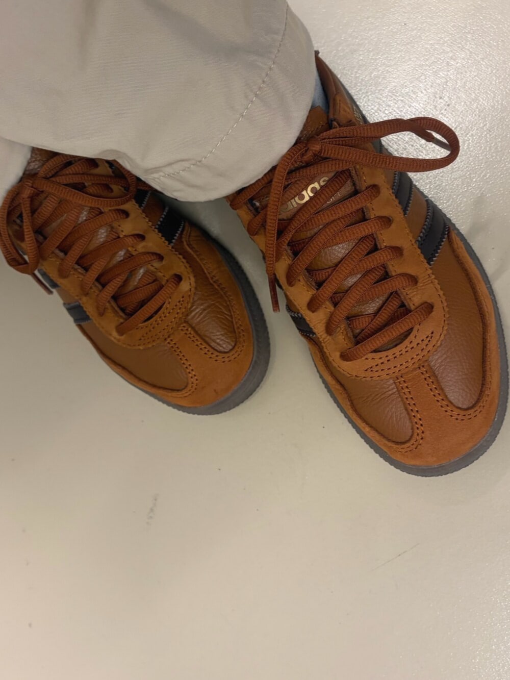 ブラウン系のスニーカー、ホワイト系のTシャツ/カットソー、ベージュ系のその他パンツを着用したレディースの冬コーディネートの2枚目の写真