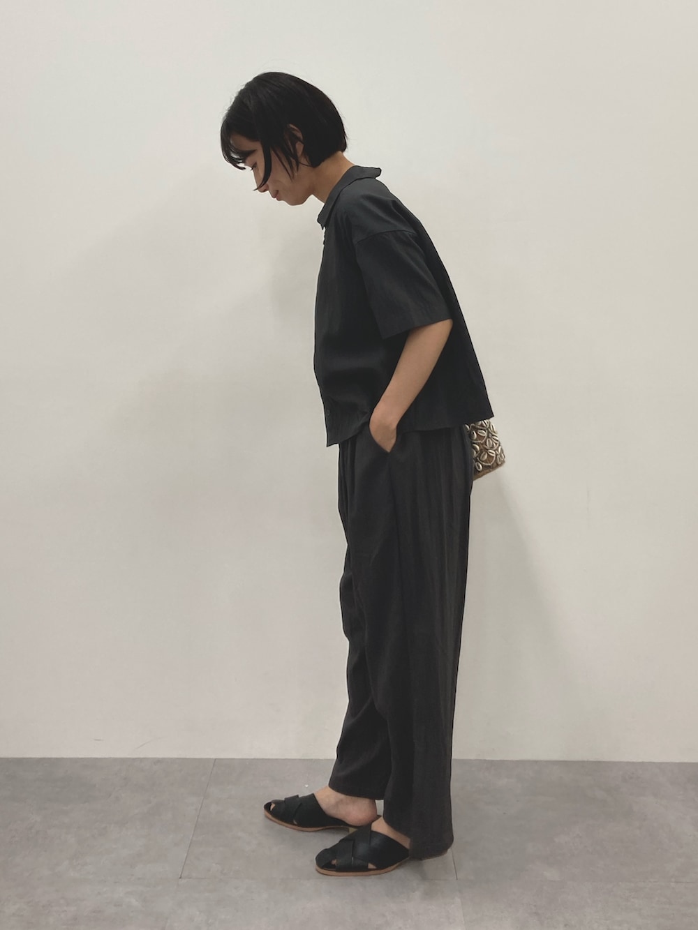 グレー系のその他パンツ、グレー系のシャツ/ブラウス、ブラック系のキャミソールを着用したレディースの夏コーディネートの2枚目の写真