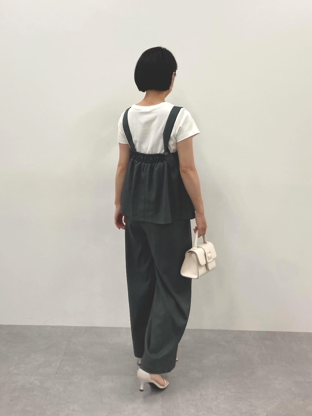 グレー系のパンツを着用したレディースの夏コーディネートの4枚目の写真