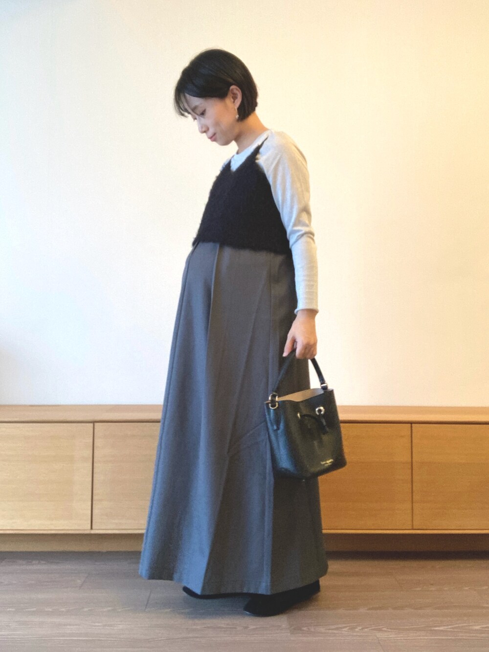 ブラック系のベストを着用したレディースの秋コーディネートの3枚目の写真