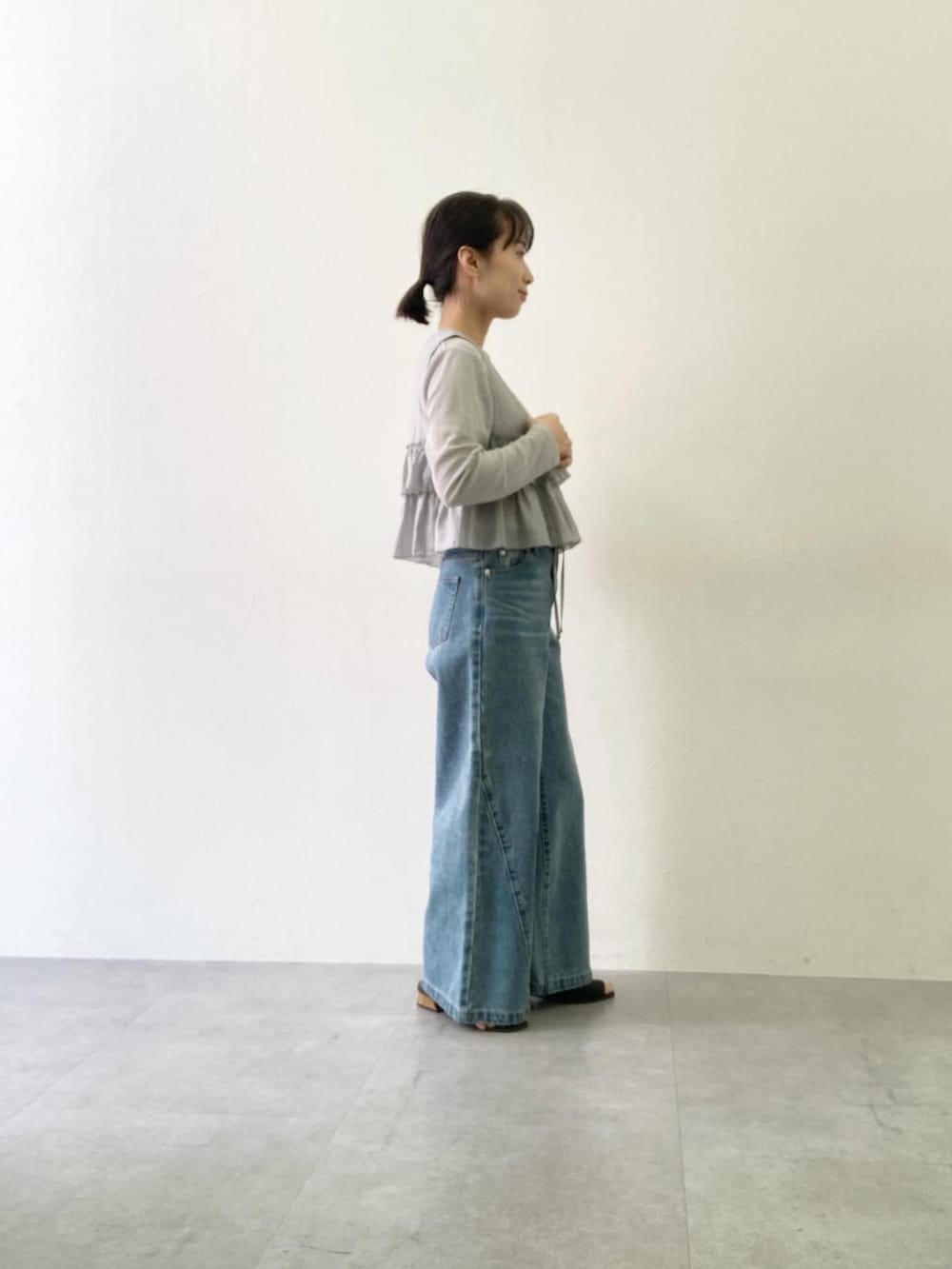 ブルー系のベスト、ブルー系のその他パンツを着用したレディースの春コーディネートの3枚目の写真