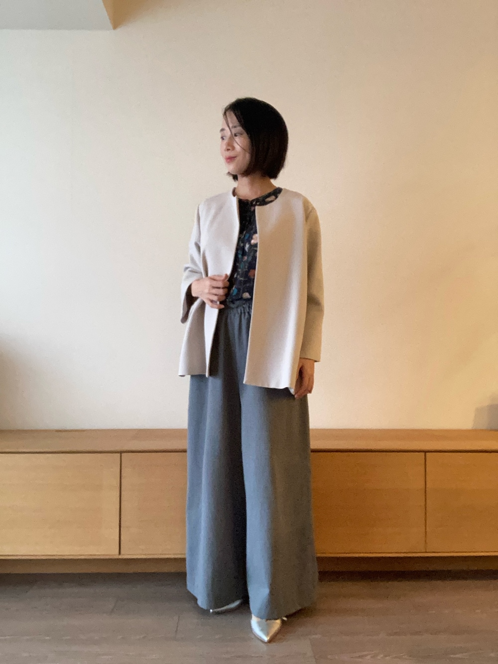 グレー系のスーツセットを着用したレディースの冬コーディネートの4枚目の写真