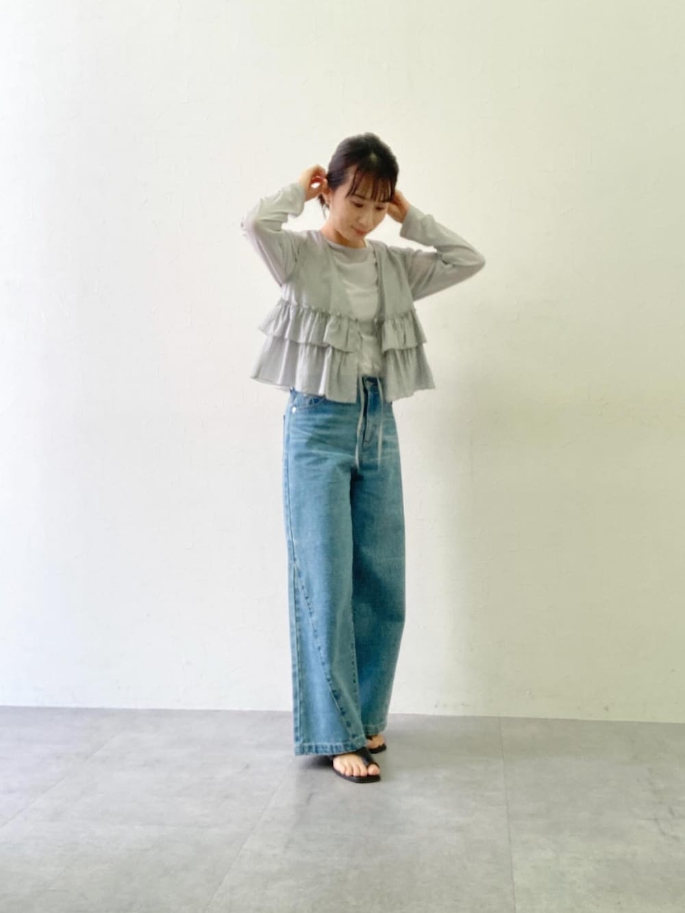 ブルー系のベスト、ブルー系のその他パンツを着用したレディースの春コーディネートの2枚目の写真