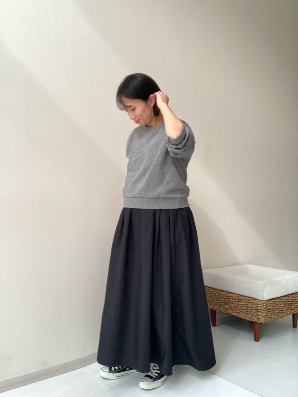 グレー系のスウェットを着用したレディースの秋コーディネートの2枚目の写真