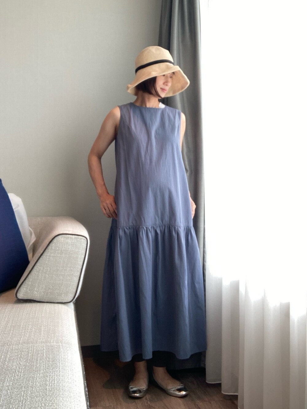 ブルー系のワンピースを着用したレディースの夏コーディネートの2枚目の写真