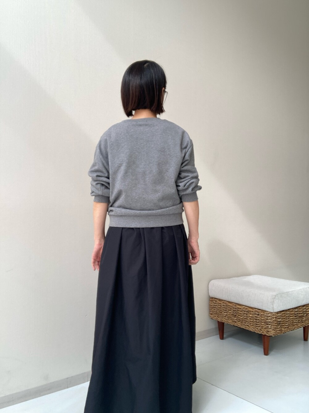 グレー系のスウェットを着用したレディースの秋コーディネートの4枚目の写真