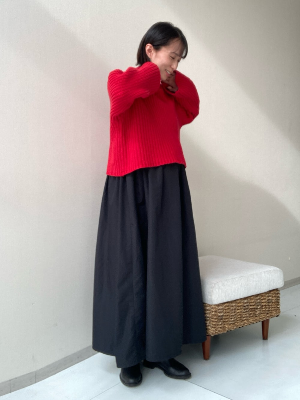 レッド系のニット/セーターを着用したレディースの秋コーディネートの2枚目の写真