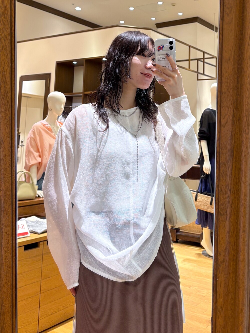 ホワイト系のキャミソール、ホワイト系のシャツ/ブラウス、ブラウン系のスカートを着用したレディースの夏コーディネートの5枚目の写真