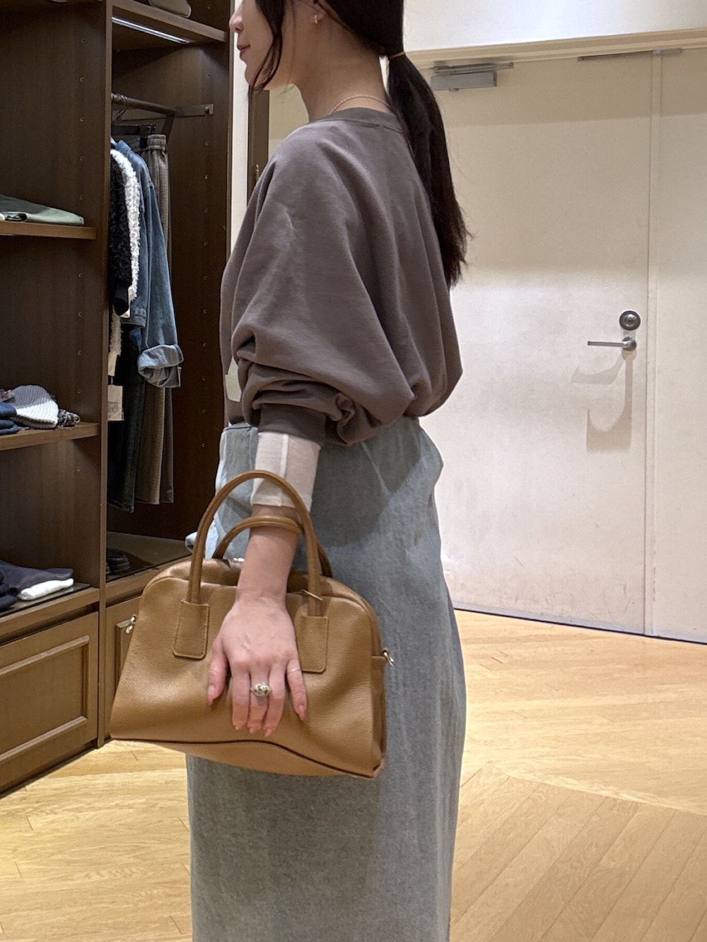 ホワイト系のTシャツ/カットソー、ブラック系のスラックス、ブルー系のシャツ/ブラウスを着用したレディースの秋コーディネートの5枚目の写真